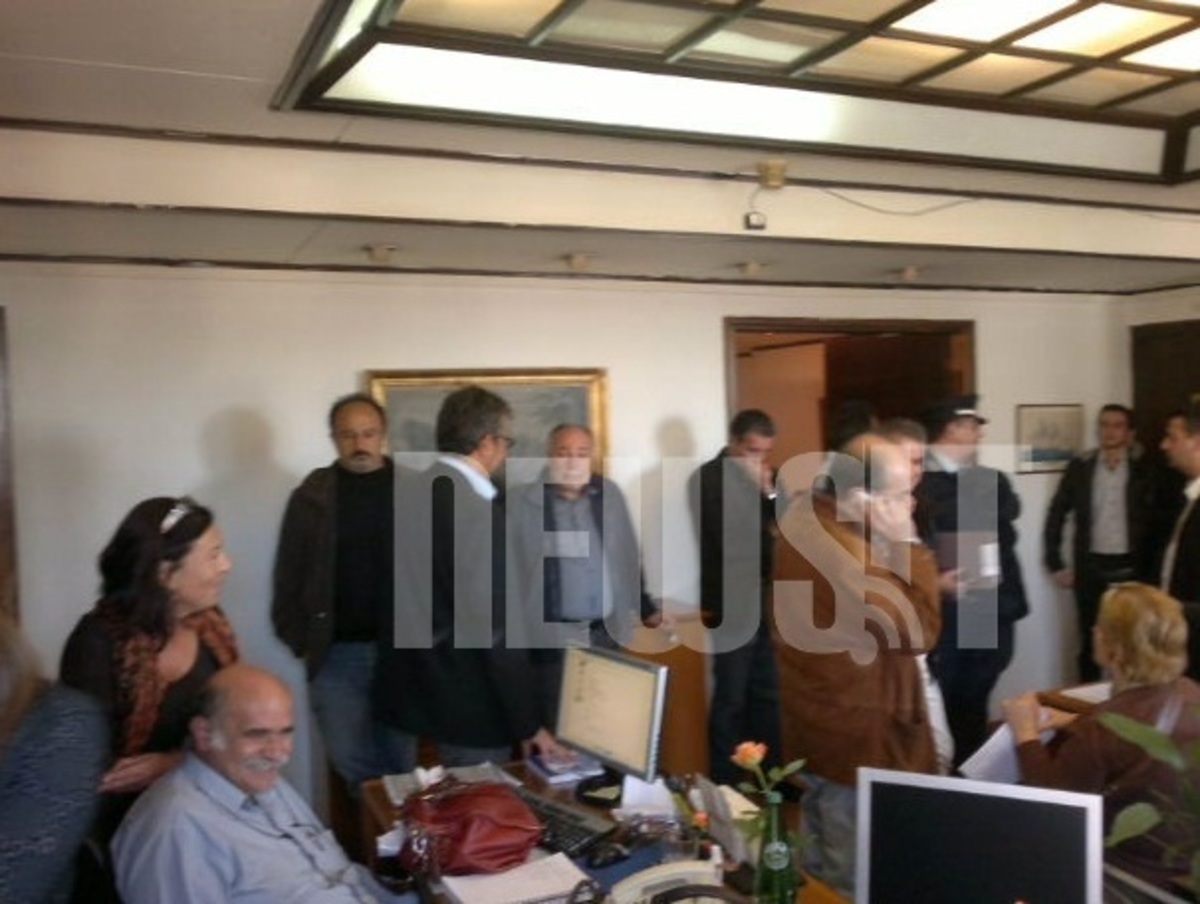 Ντου στο γραφείο του Υπουργού Μανιτάκη απο συνδικαλιστές της ΑΔΕΔΥ