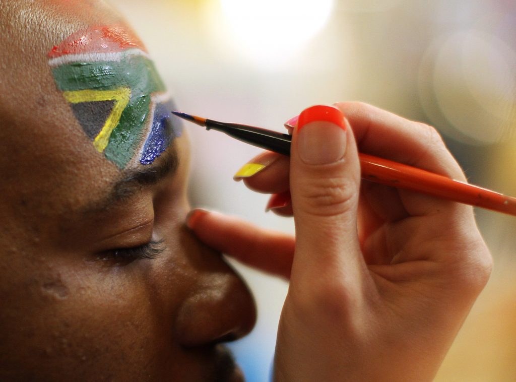 Ένας Νοτιοαφρικανός κάνει τατουάζ τη σημαία της χώρας του
