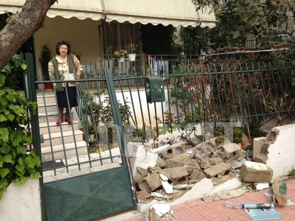 Απίστευτο τροχαίο στη Ν.Ιωνία – Σχολικό ξήλωσε μάντρα σπιτιού – ΦΩΤΟ κ VIDEO