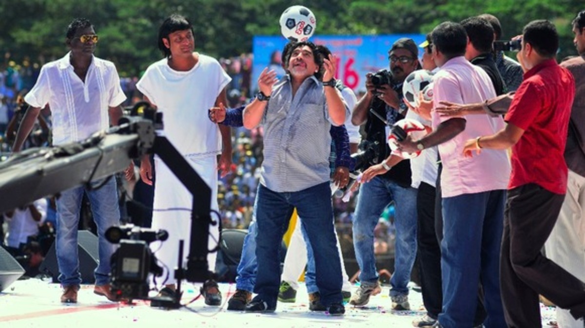 Σόου Μαραντόνα και χορός με μοντέλο στην Ινδία (VIDEO)