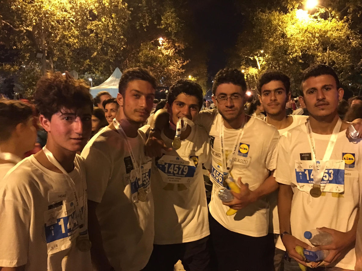 Θεσσαλονίκη: Πρόσφυγες συμμετείχαν στον Ημιμαραθώνιο – “Ένιωσα προς στιγμήν μία κανονικότητα” [pics]