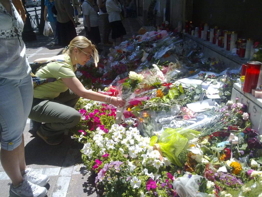 Η τράπεζα έχει "πνιγεί" στα λουλούδια και στα αμέτρητα γιατί ΦΩΤΟ NEWSIT