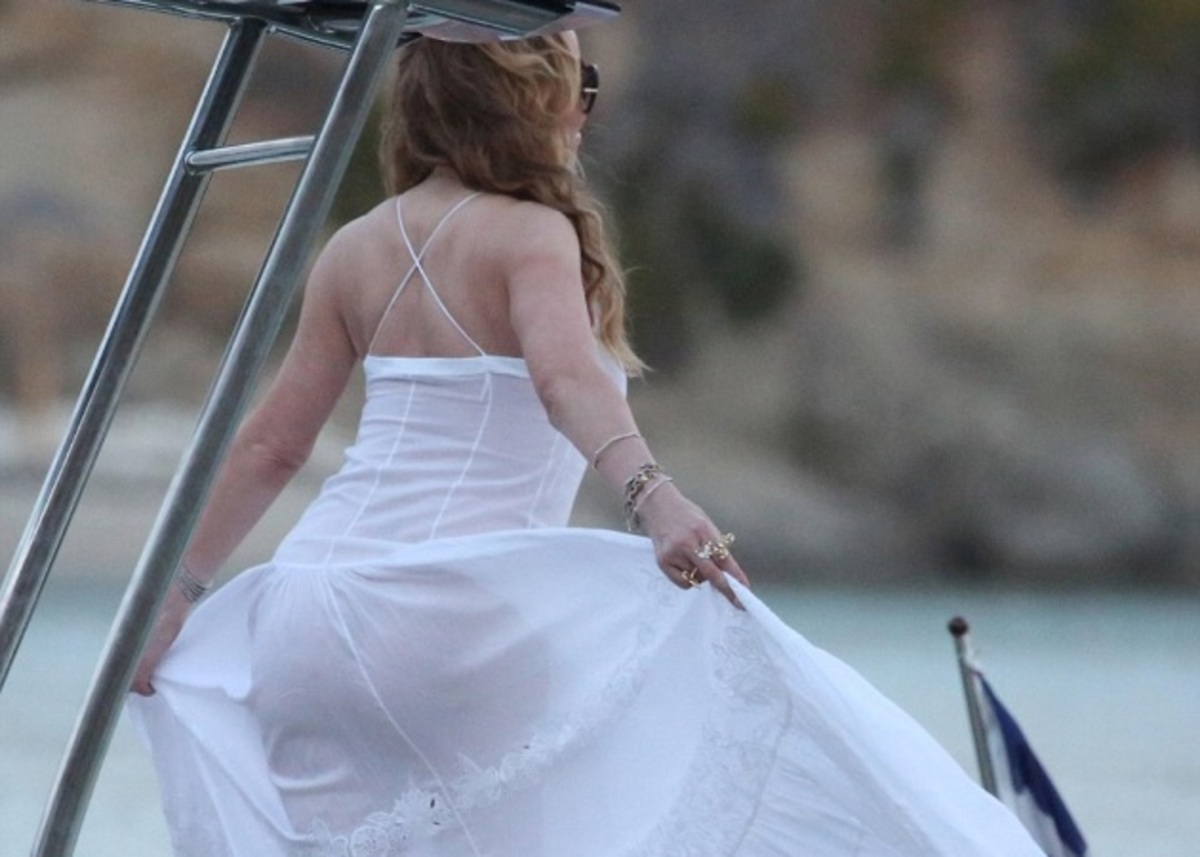Ο αισθησιακός χορός της Carey με το λευκό διάφανο φόρεμα και χωρίς εσώρουχα! Βίντεο