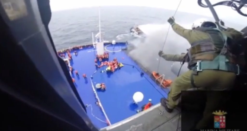 Κόβουν την ανάσα τα νέα βίντεο από τις διασώσεις στο Norman Atlantic