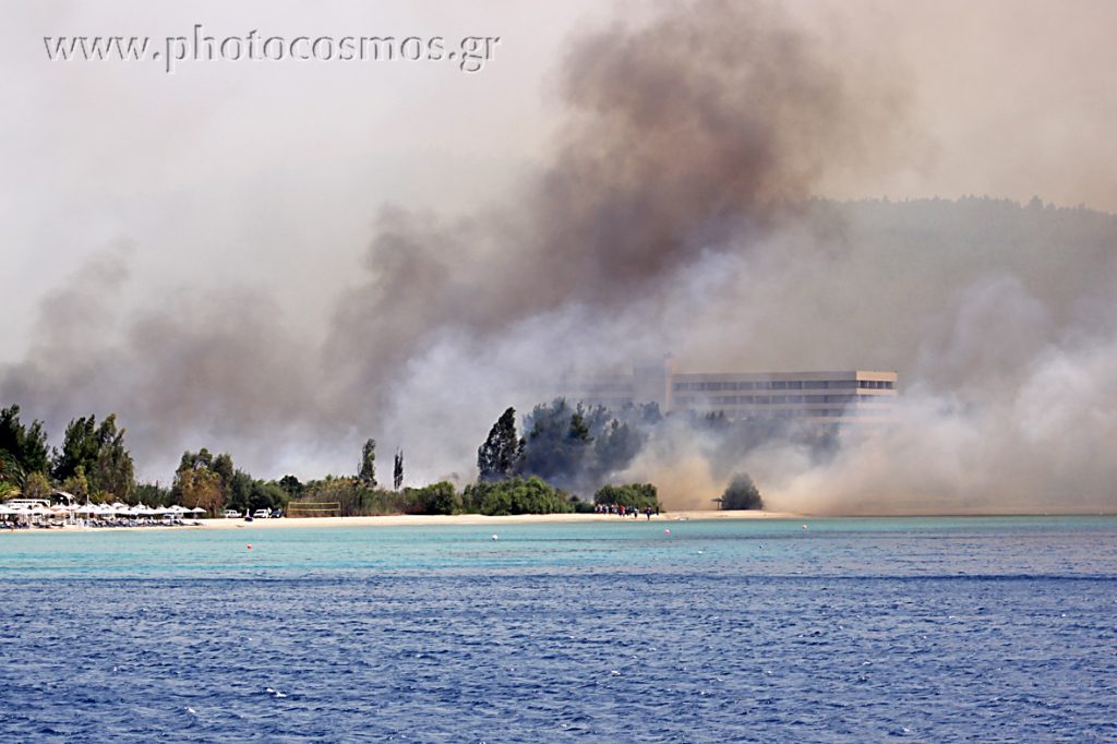 Σε επιφυλακή η Πυροσβεστική στο Ν. Μαρμαρά Χαλκιδικής – “Μάλλον είναι ανθρώπινο χέρι”, λέει ο δήμαρχος Σιθωνίας