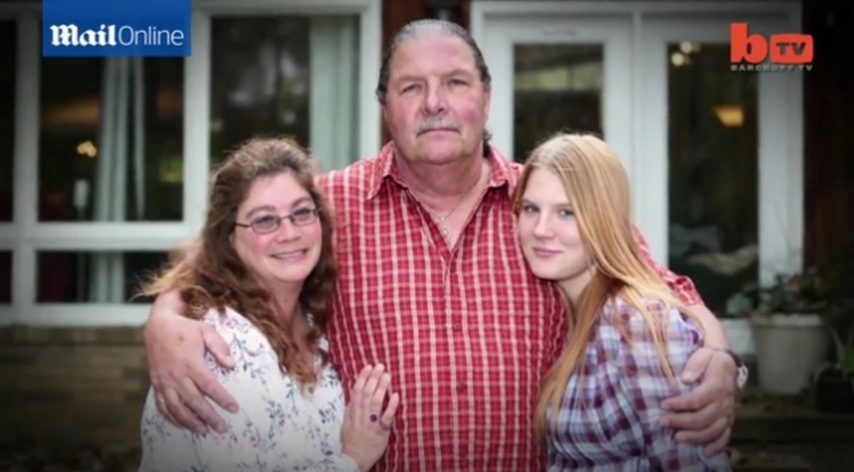 Ζει με τη 19χρονη έγκυο ερωμένη και τη γυναίκα του!