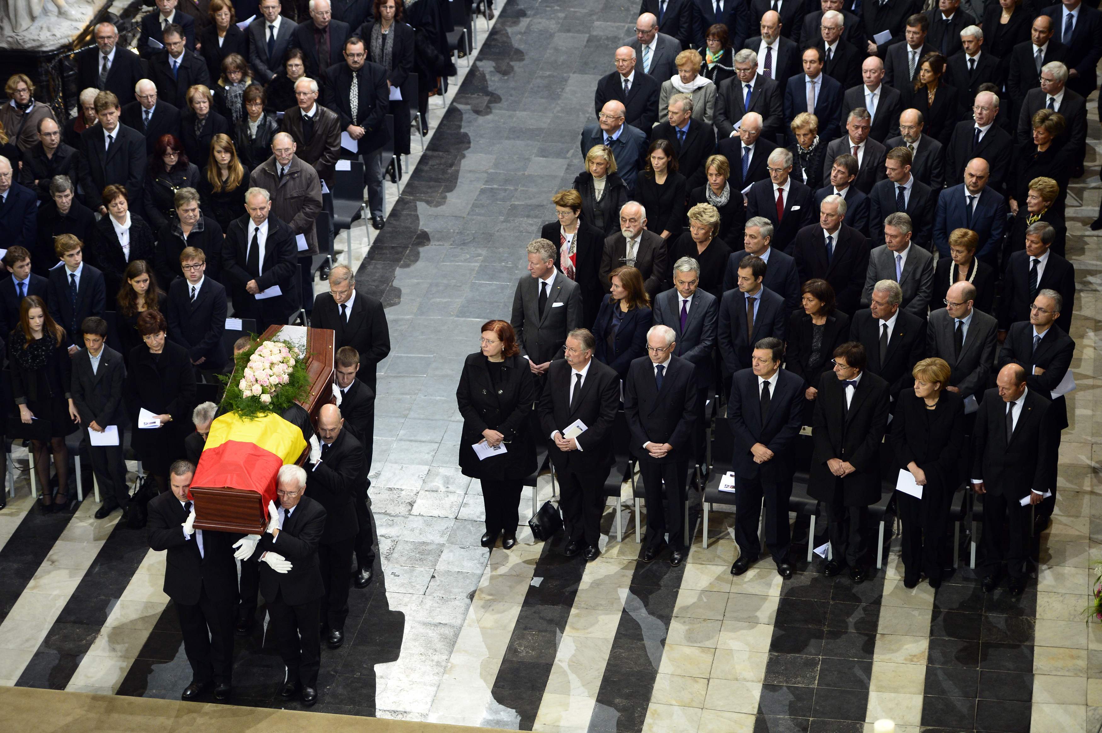 Στην κηδεία του Β. Μάρτενς - Δεξιά στην πρώτη γραμμή η Άγκελα Μέρκελ και πίσω της ακριβώς ο Έλληνας υπουργός - ΦΩΤΟ REUTERS