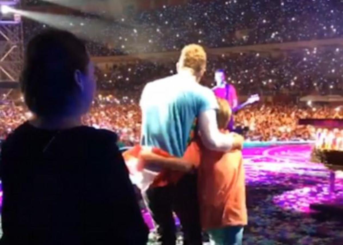 Πασίγνωστος τραγουδιστής φώναξε τον γιο του στη σκηνή για να γιορτάσει τα γενέθλιά του! Video