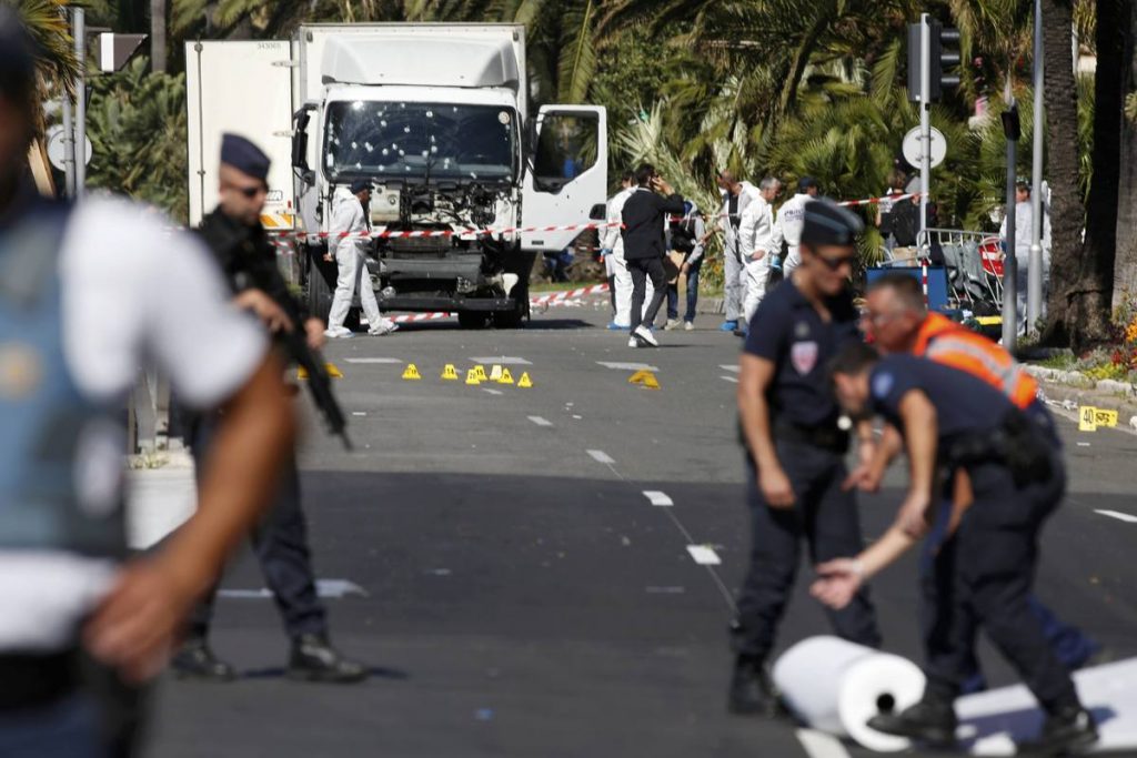 Συγκλονιστικές μαρτυρίες από το αιματοκύλισμα στη Νίκαια – “Ποδοπατούνταν να γλιτώσουν”