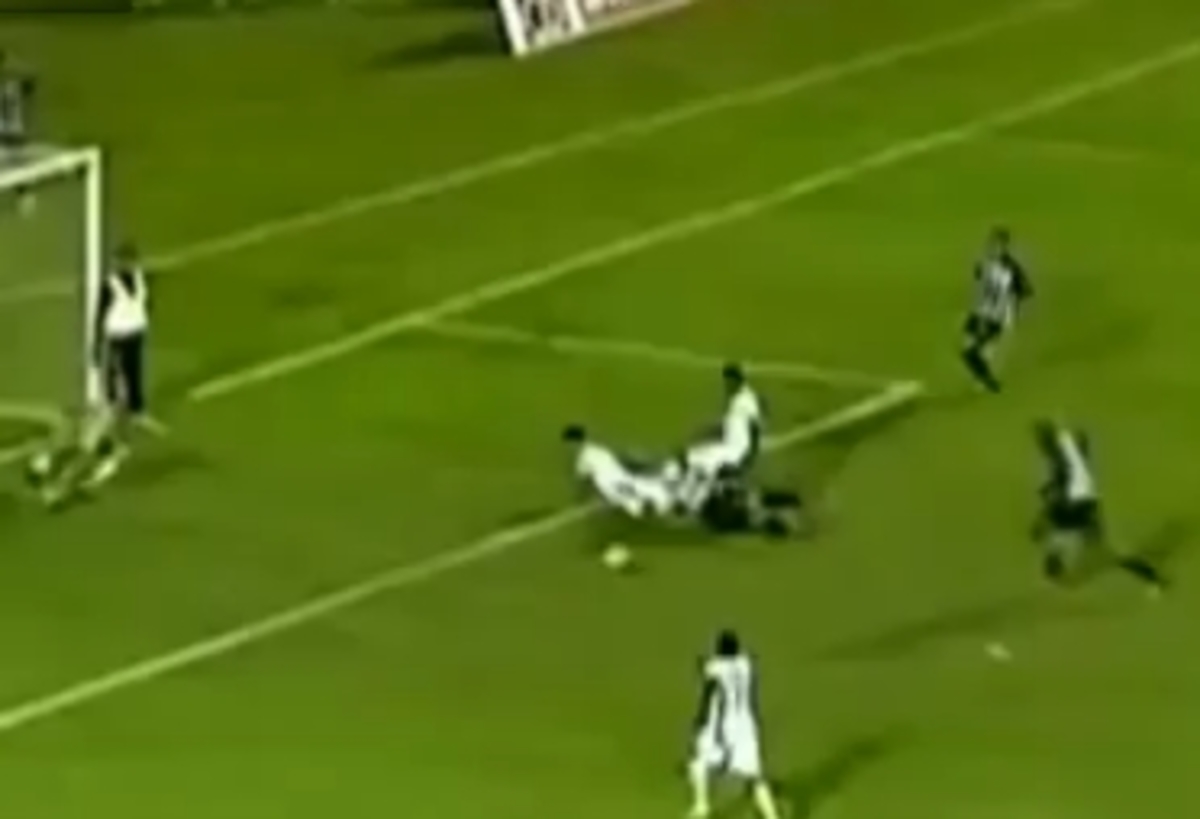 Δεν γίνονται αυτά! Γυμναστής απέκρουσε δύο φορές (VIDEO)