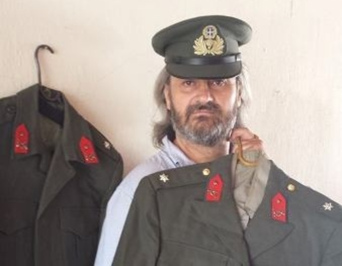 Τρολάρει την επιστράτευση – Ντύθηκε ανθυπολοχαγός ο Γ.Γ του Σπάρτακου! (ΦΩΤΟ)
