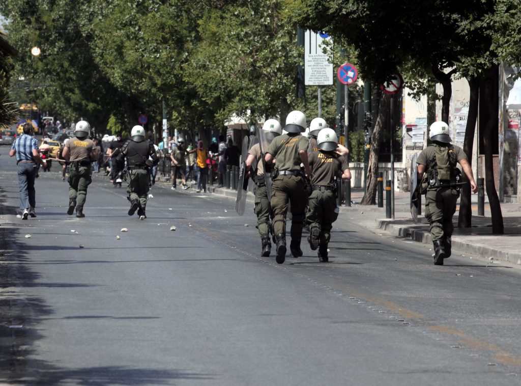 Διεθνής Αμνηστία: “Υπερβολική η χρήση αστυνομικής βίας στην Ελλάδα”
