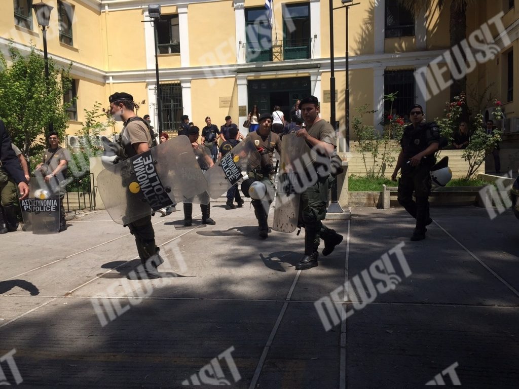Μπήκαν τα ΜΑΤ στην Ευελπίδων για τους αντιεξουσιαστές που προκάλεσαν επεισόδια στο Σύνταγμα – ΦΩΤΟ