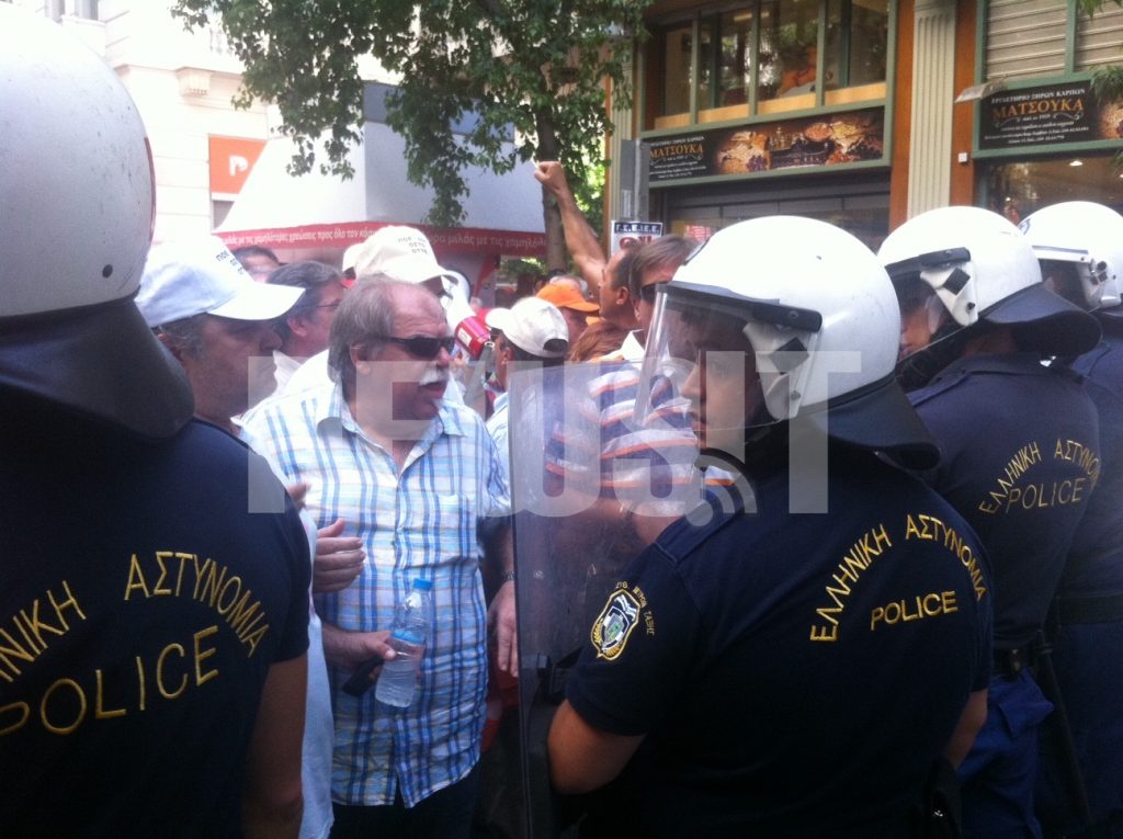 Μπλόκο των ΜΑΤ σε εφοριακούς και τελωνειακούς