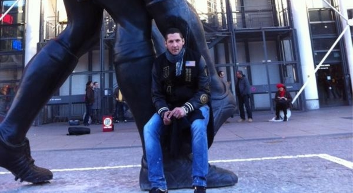 Ακομπλεξάριστος Ματεράτσι – Πόζαρε στο άγαλμα της “κουτουλιάς”! (ΦΩΤΟ-VIDEO)