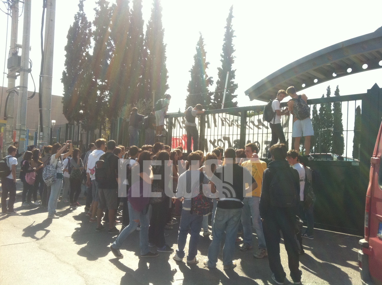 Συγκέντρωση μαθητών έξω από το Υπ. Παιδείας