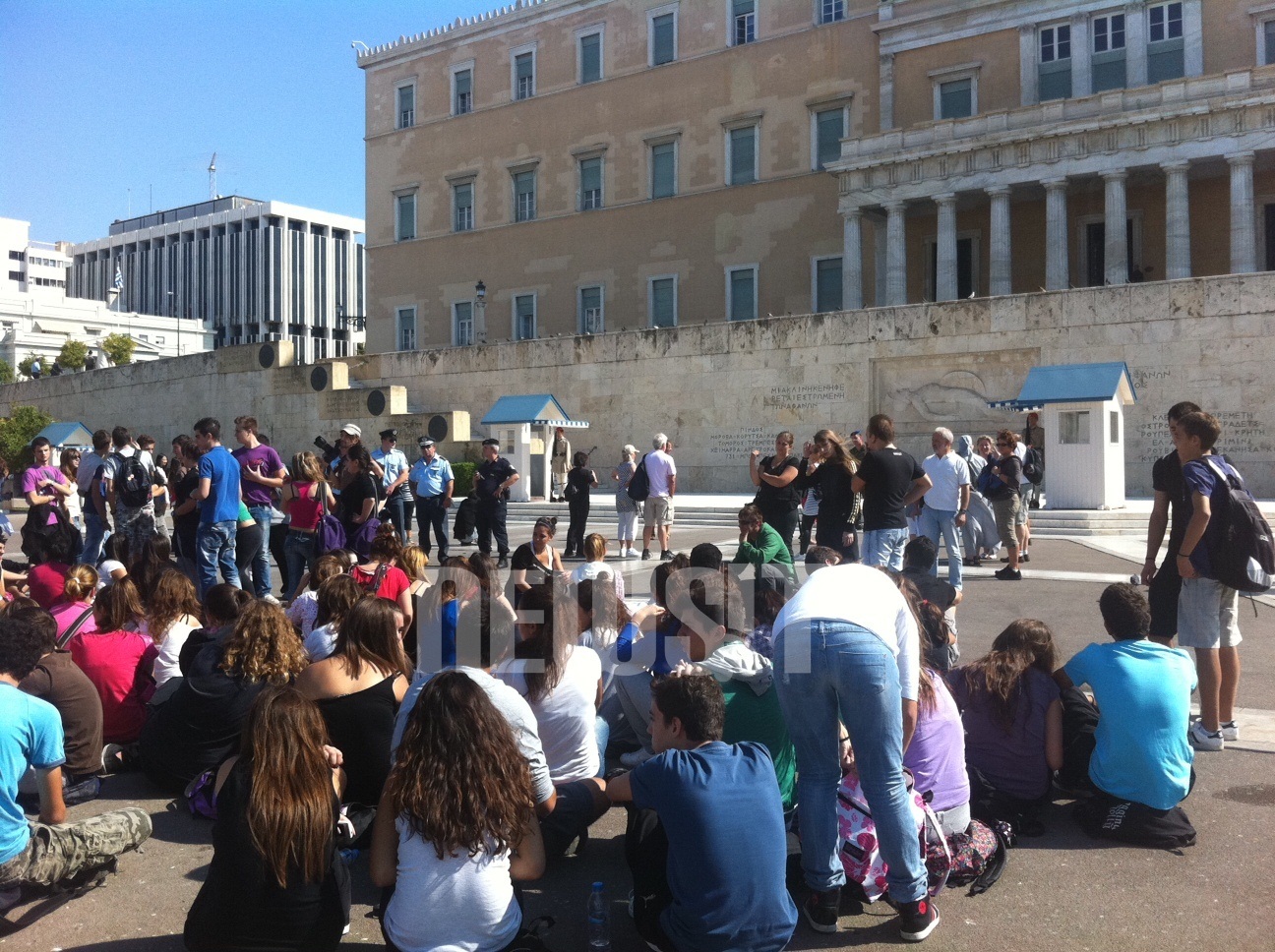 Καθιστική διαμαρτυρία μαθητών μπροστά στη Βουλή