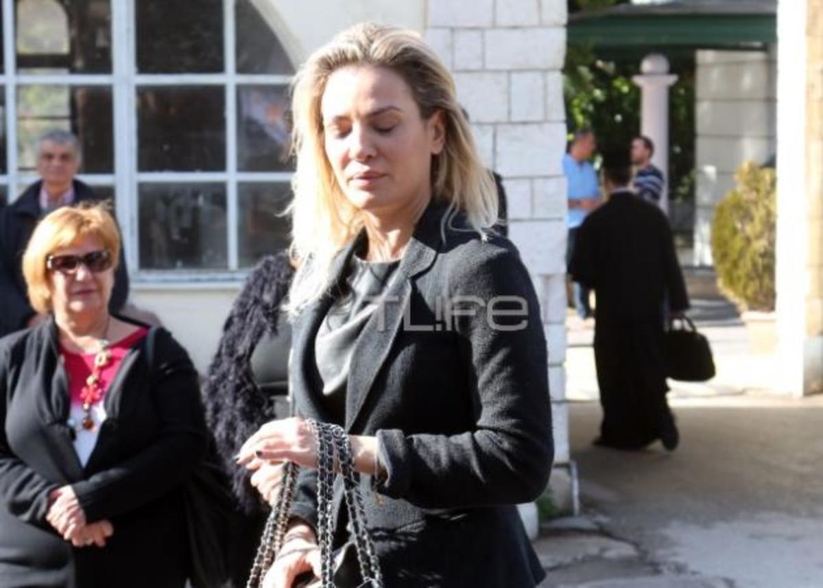 Βαρύ πένθος για την Ματσούκα – Μαυροντυμένη στην κηδεία της Συνοδινού