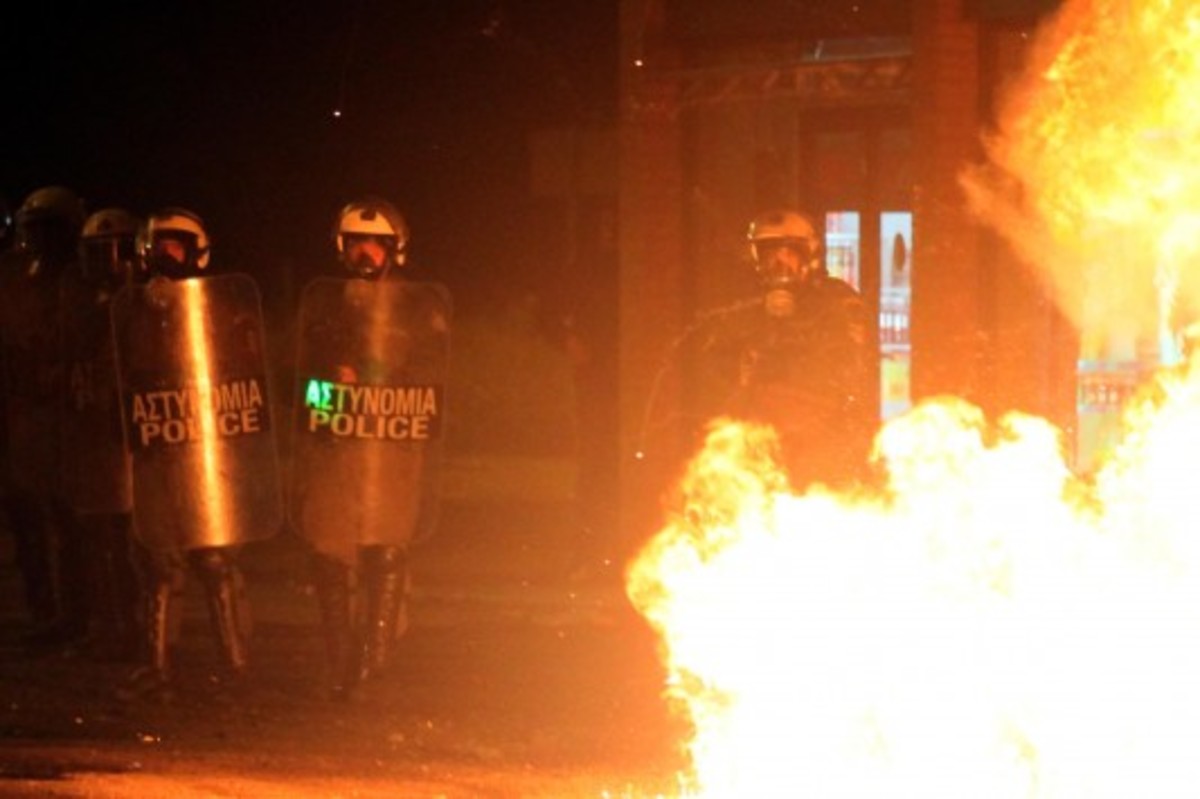 Μολότοφ σε διμοιρία των ΜΑΤ στην Ιπποκράτους