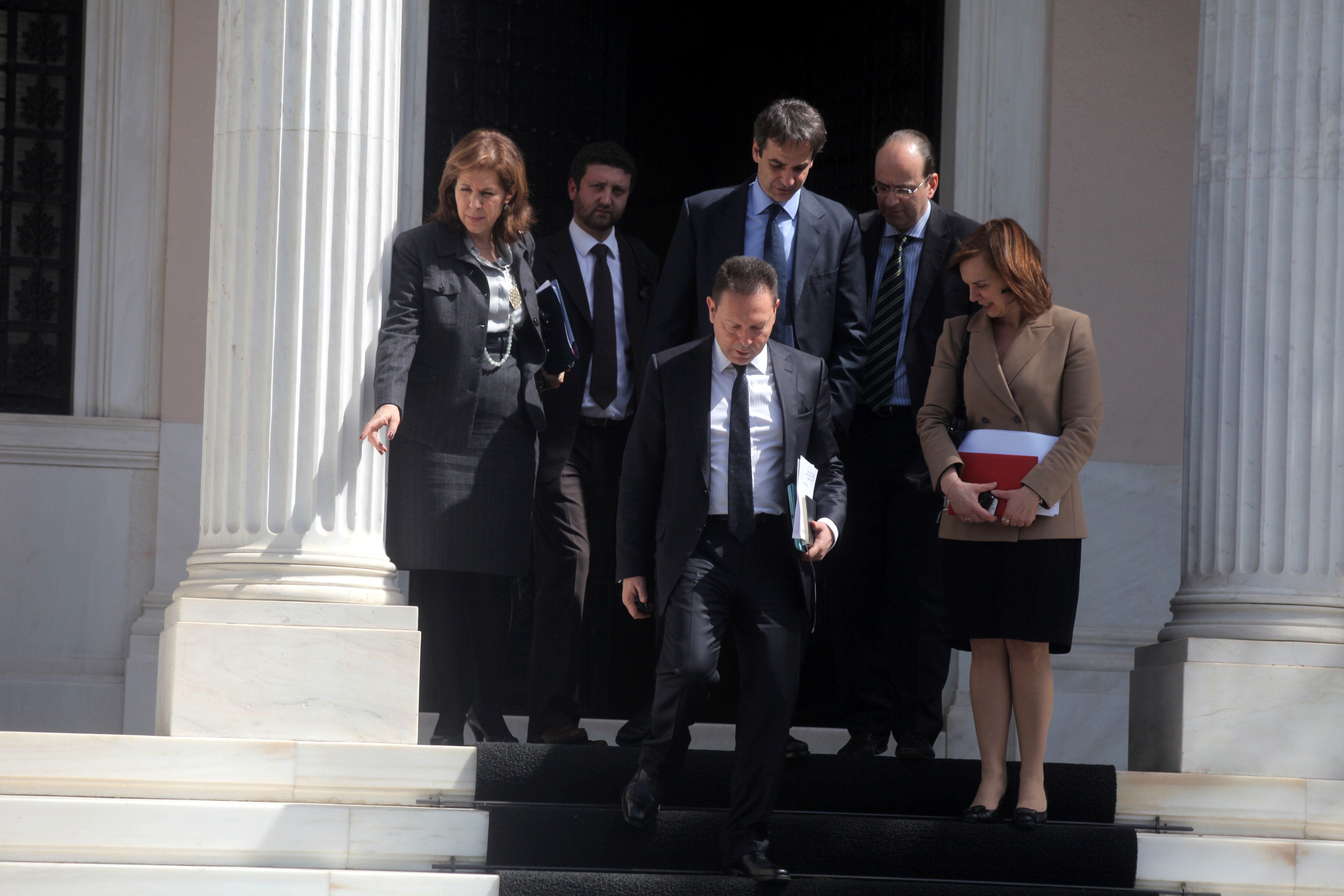Μόνιμη η κινητικότητα στο Δημόσιο – Απολύονται 4.000 για να “κλείσει” η συμφωνία με την τρόικα: φεύγουν 3000 από δήμους,1000 από ασφαλιστικά ταμεία