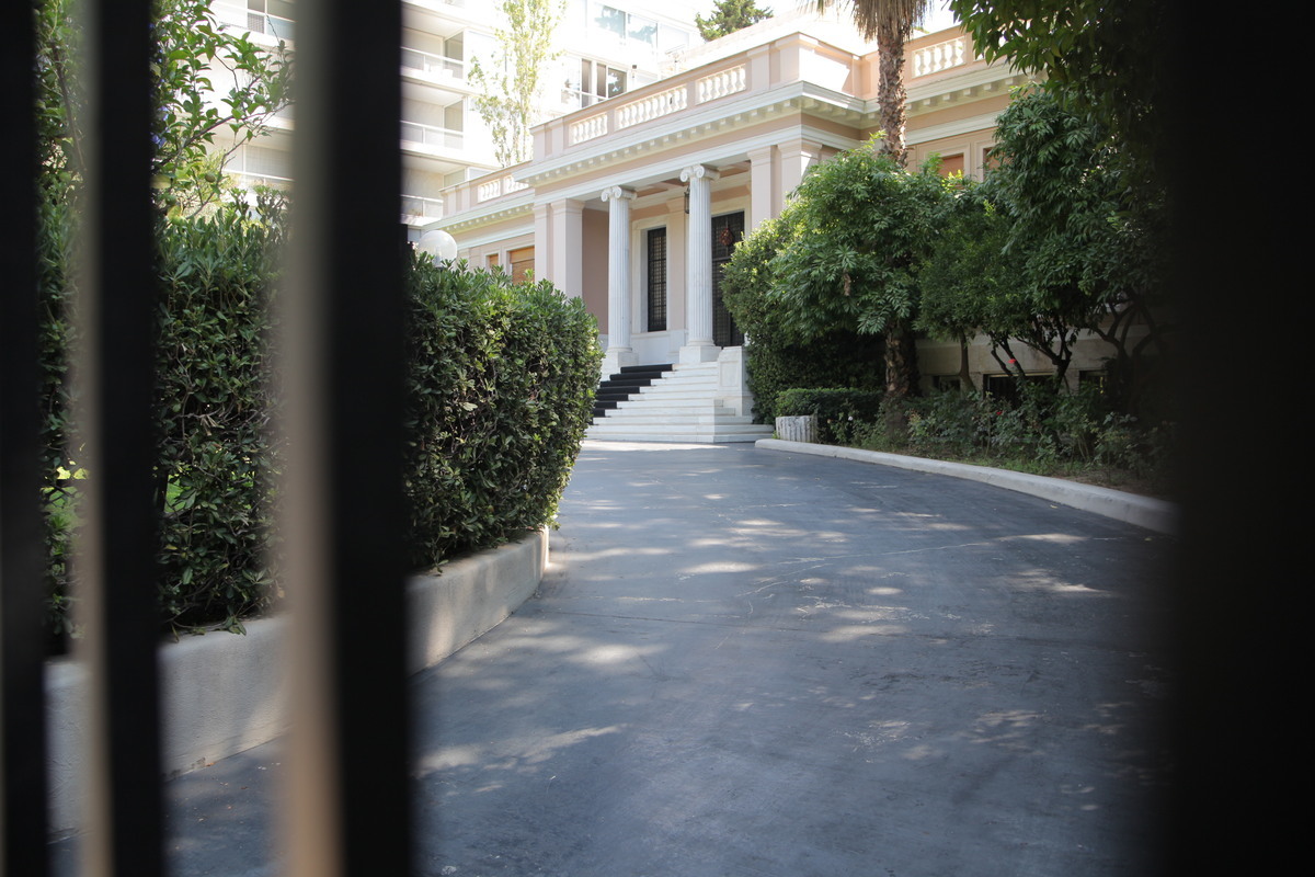 Ο χρόνος τελειώνει και το Μαξίμου “τρέχει” για συμφωνία – Τελεσίγραφα και απειλές για Grexit  “στραγγαλίζουν” τις διαπραγματεύσεις