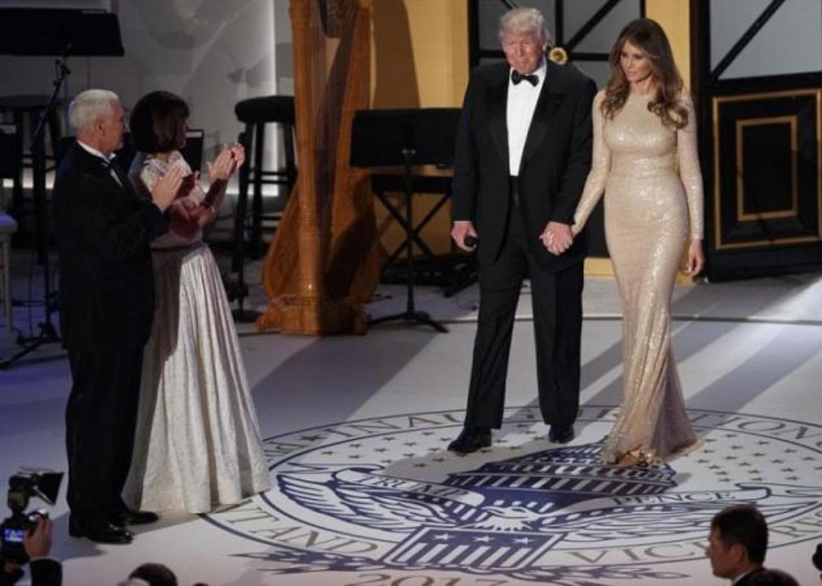 Melania Trump: Έκλεψε τις εντυπώσεις με το φόρεμά της, στο γκαλά πριν από την ορκωμοσία!