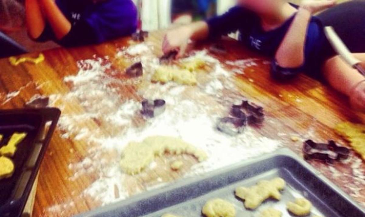 Τα παιδιά διάσημου τραγουδιστή φτιάχνουν μελομακάρονα με τη μαμά τους!