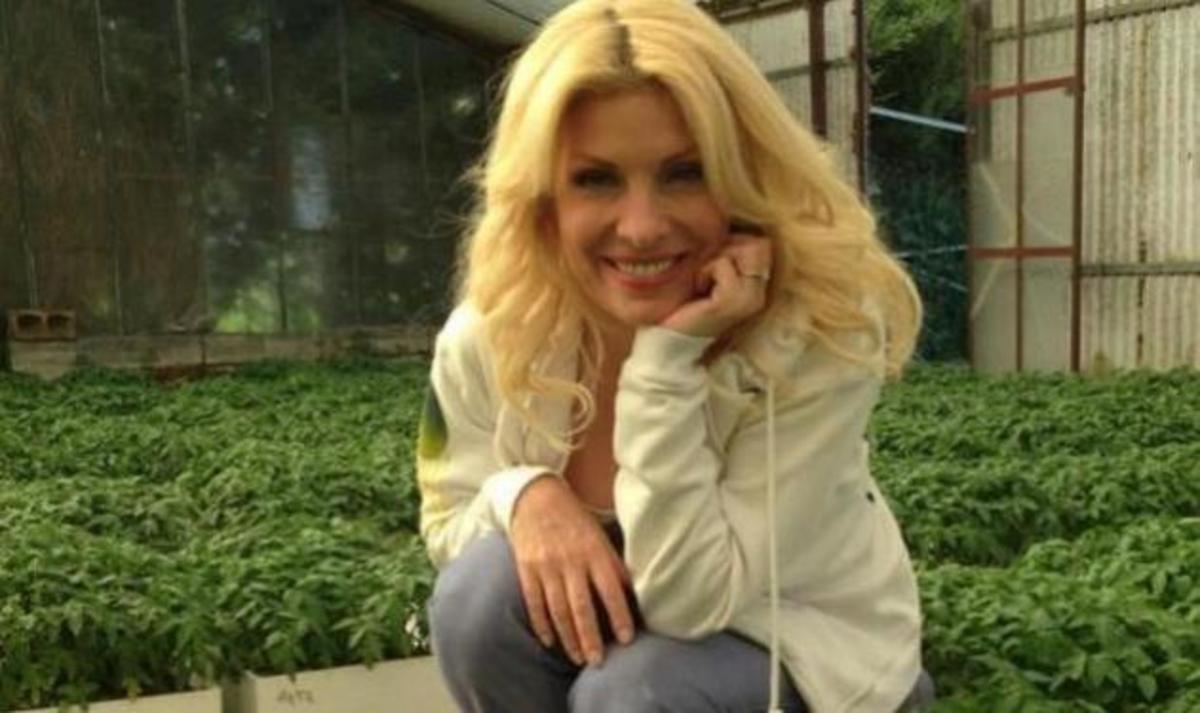 Ελένη Μενεγάκη: Ανέβασε επιτέλους φωτογραφία στο twitter – Δείτε την με μαγιό 19 χρόνια πριν