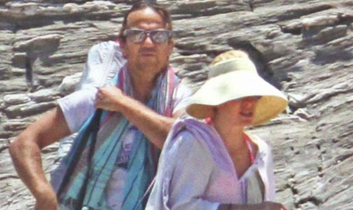 Ελένη Μενεγάκη: Τρυφερές στιγμές με τον σύντροφό της στην παραλία της Άνδρου