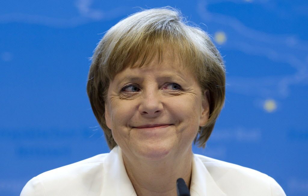 Spiegel: Η Μέρκελ θέλει πάση θυσία να κρατήσει την Ελλάδα στην ευρωζώνη