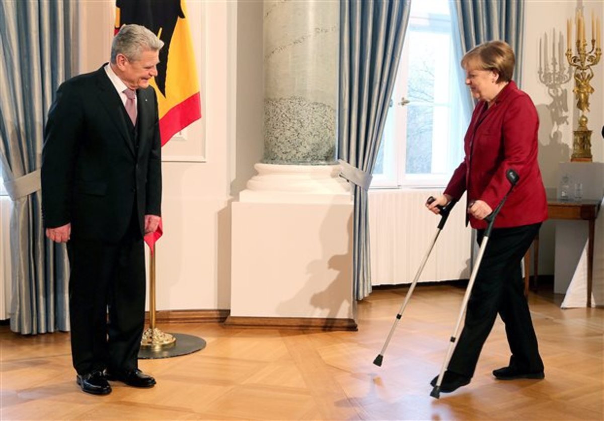 Καθιστή λόγω ατυχήματος στις προγραμματικές δηλώσεις η Μέρκελ