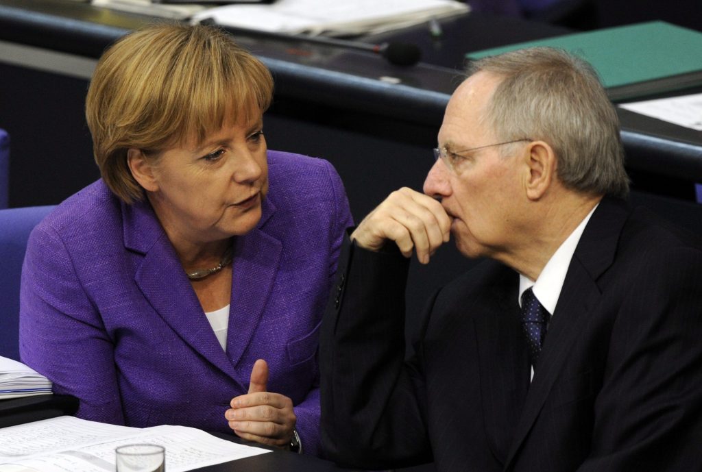 Γερμανία: Την Μέρκελ δείχνει ως υπεύθυνη για την κατρακύλα των Χριστιανοδημοκρατών ο Σόιμπλε