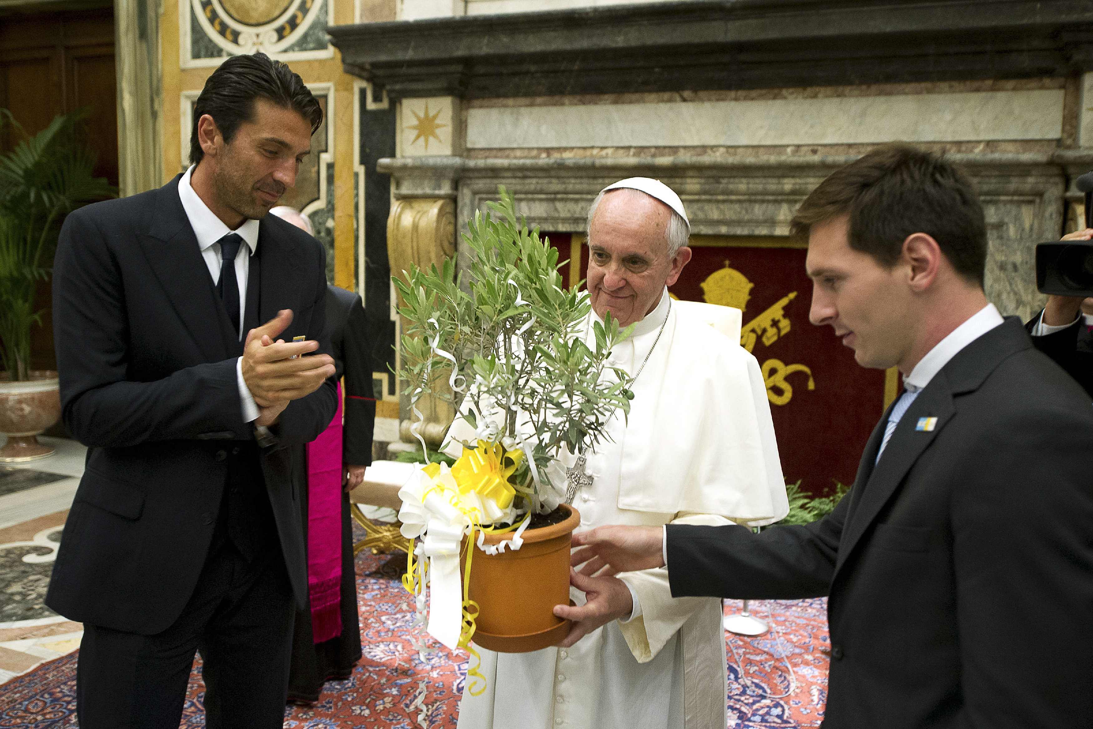 Μέσι και Μπουφόν προσφέρουν ένα δώρο στον Πάπα ΦΩΤΟ REUTERS