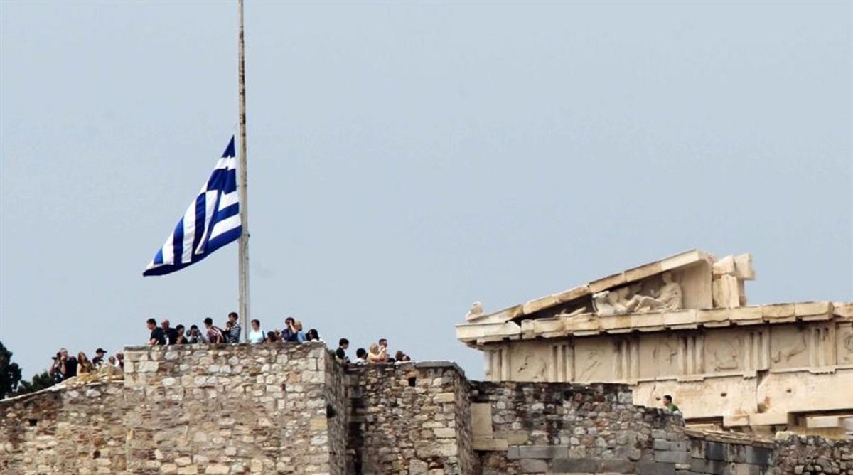 Να κυματίζει μεσίστια η ελληνική σημαία λόγω χρέους” – Κορυφώνεται το ανθελληνικό παραλήρημα