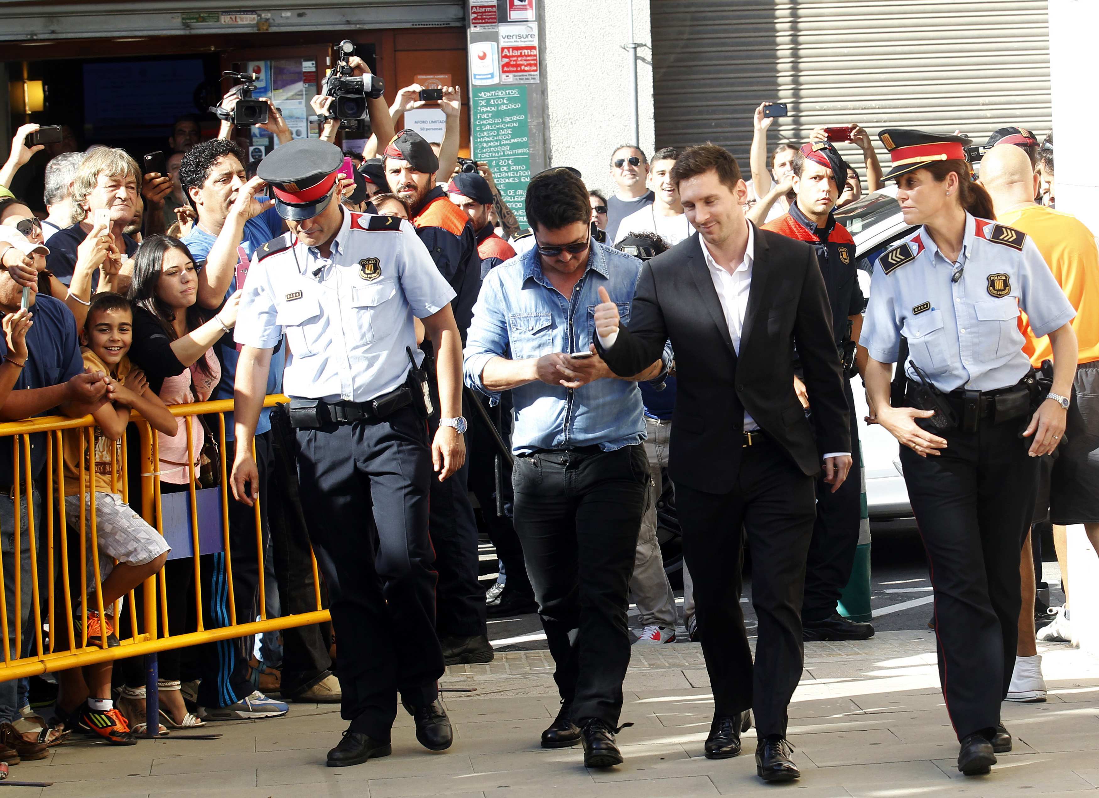 Ο Μέσι αποθεώθηκε κατά την άφιξή του στο δικαστήριο