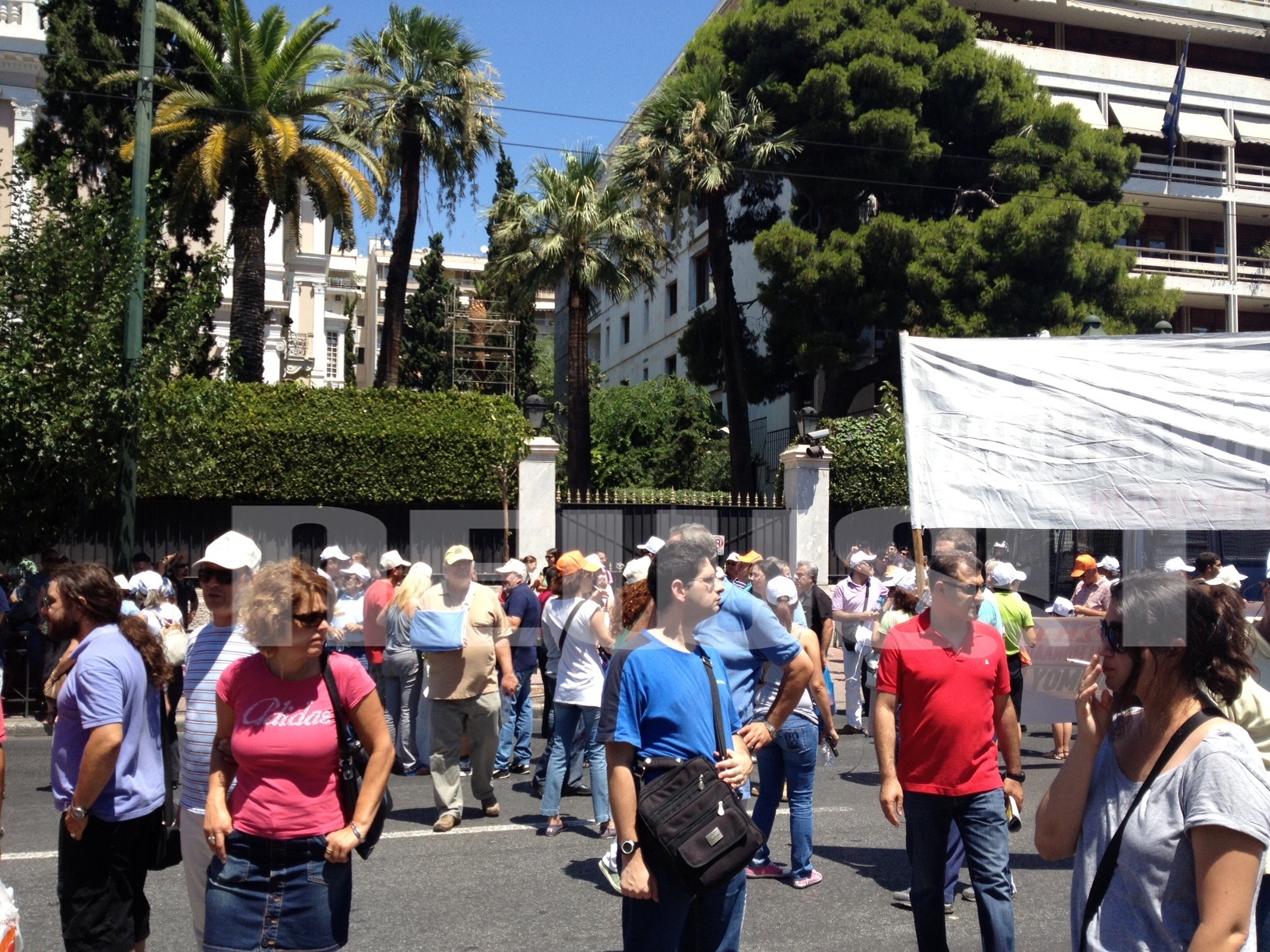300 περίπου εργαζόμενοι στην Υγεία πραγματοποίησαν πορεία ως το υπουργείο Διοικητικής Μεταρρύθμισης ΦΩΤΟ NEWSIT