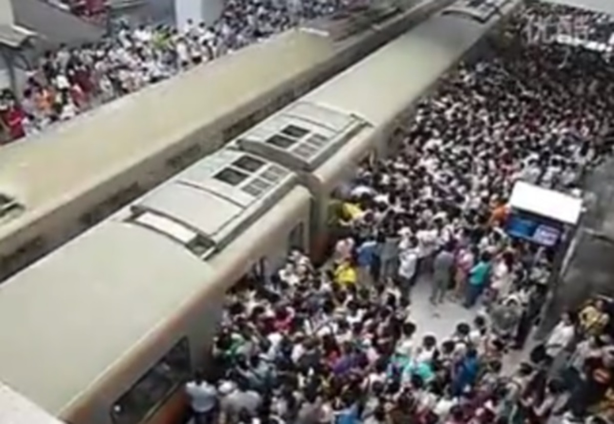 Απίστευτες εικόνες σε σταθμό του μετρό στο Πεκίνο!
