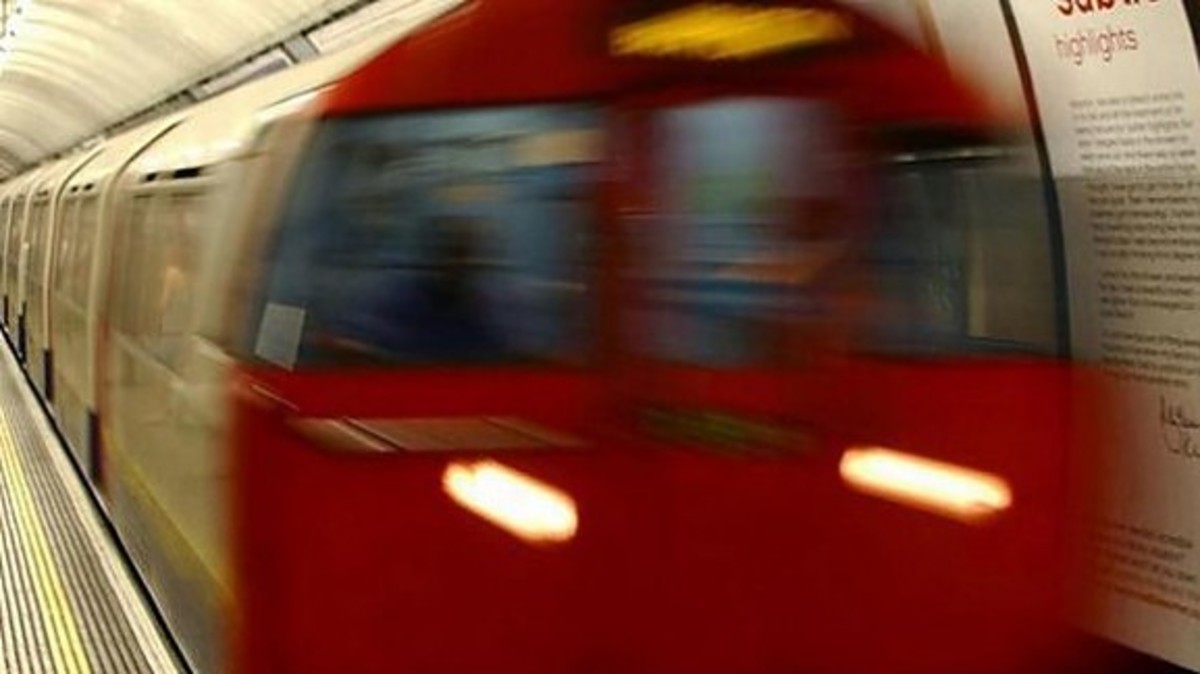 Τρελή πορεία τρένου στο μετρό του Λονδίνου – ΒΙΝΤΕΟ