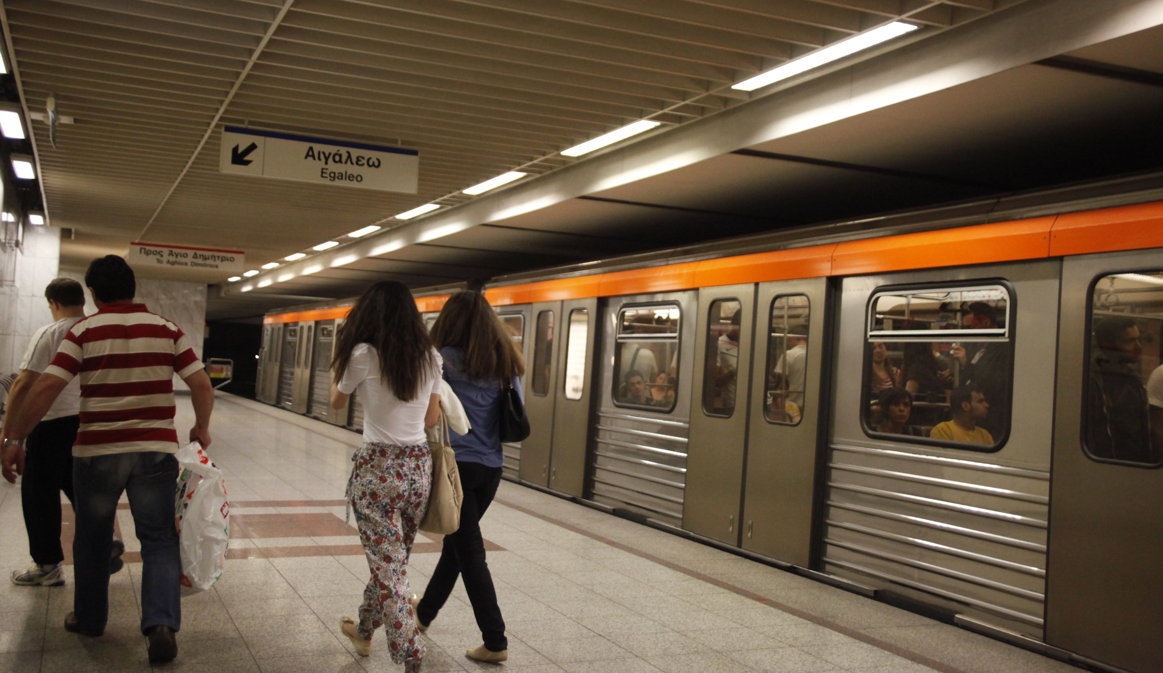 Ολόκληρο σχέδιο για να κλέβουν τους επιβάτες σε μετρό και ηλεκτρικό – Πού πουλούσαν τα κλοπιμαία