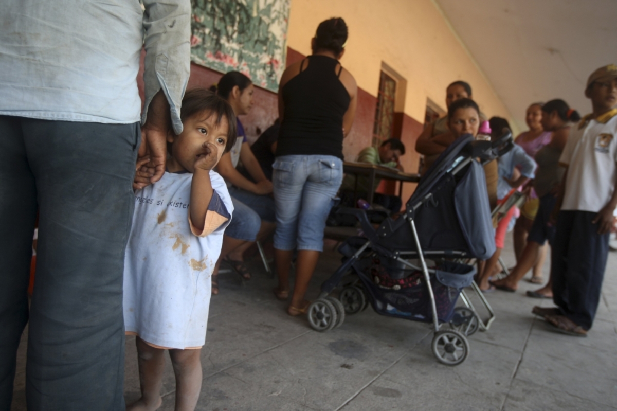 Δασκάλα ήρωας σώζει τα παιδιά ενώ έξω γινόταν μάχη – Βίντεο