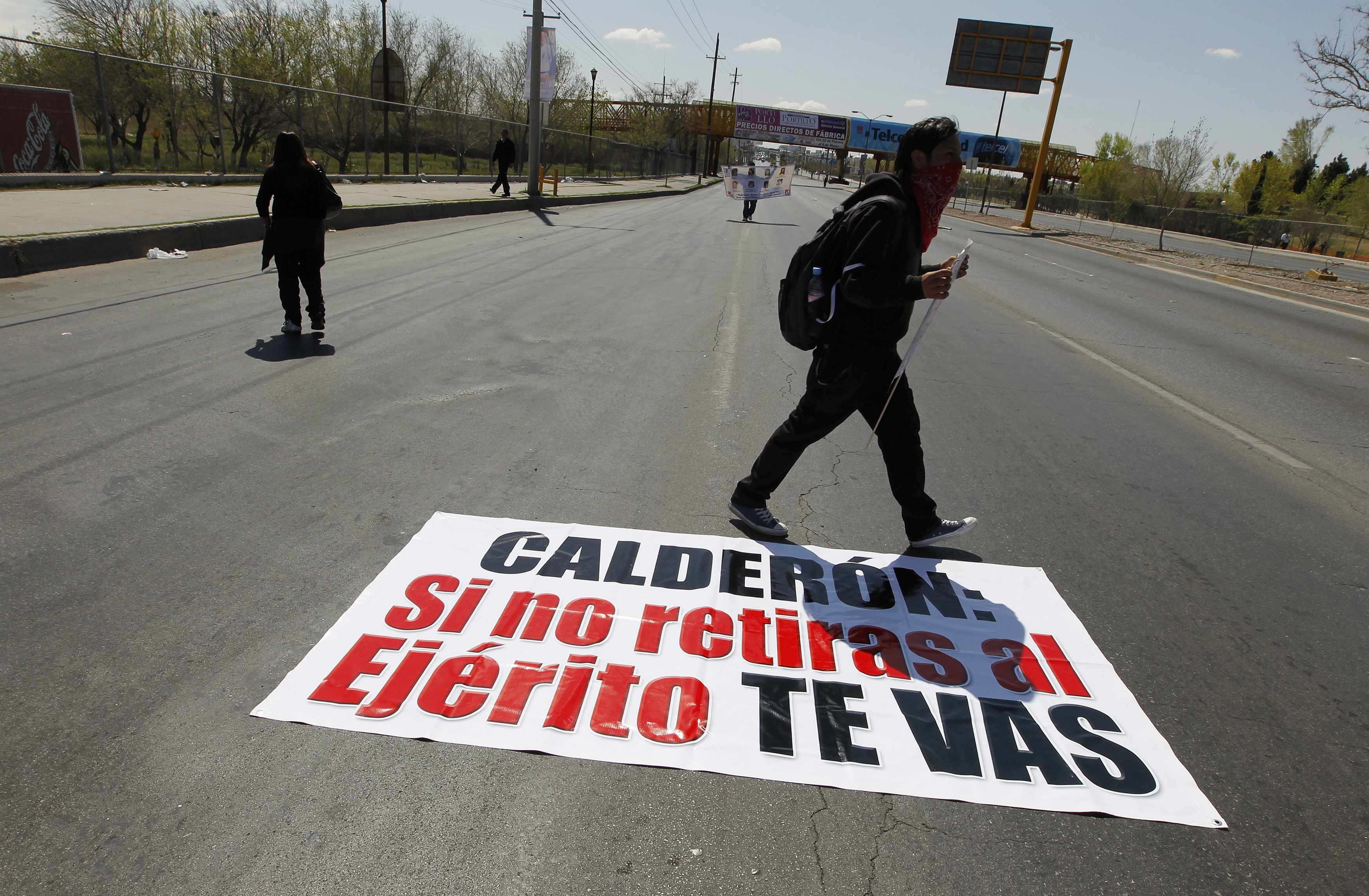 Διαδηλώτες έγραψανα ακόμη και στους δρόμους συνθήματα. ΦΩΤΟ REUTERS