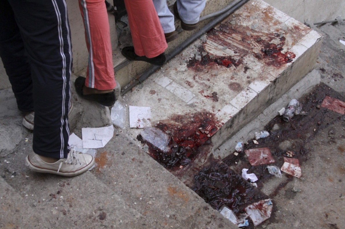 Τα αίματα στον δρόμο από την αιματηρή συμπλοκή στρατιωτών και ενόπλων των καρτέλ. ΦΩΤΟ REUTERS