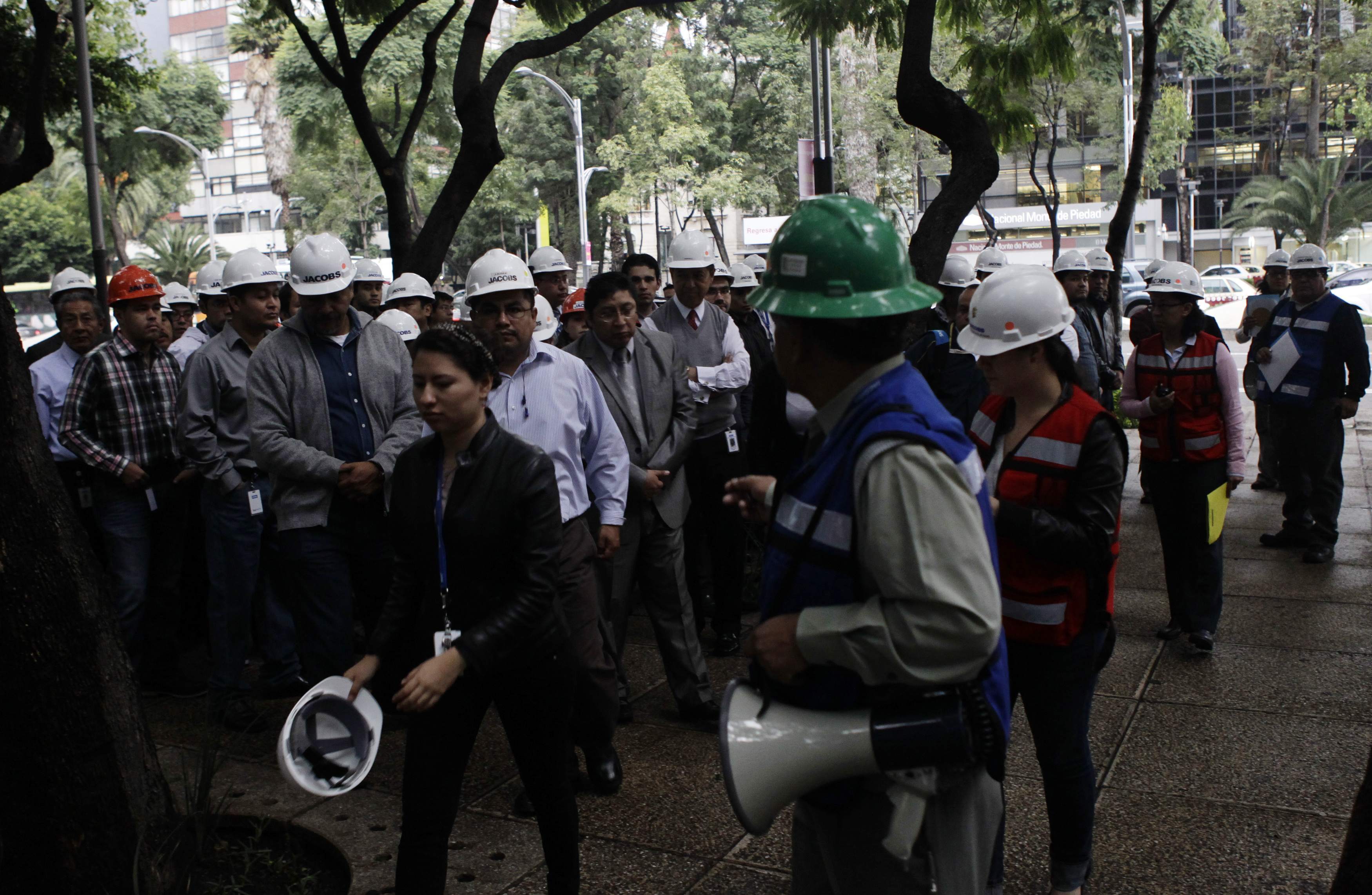 Εργάτες εγκαταλείπουν το κτίριο - ΦΩΤΟ REUTERS