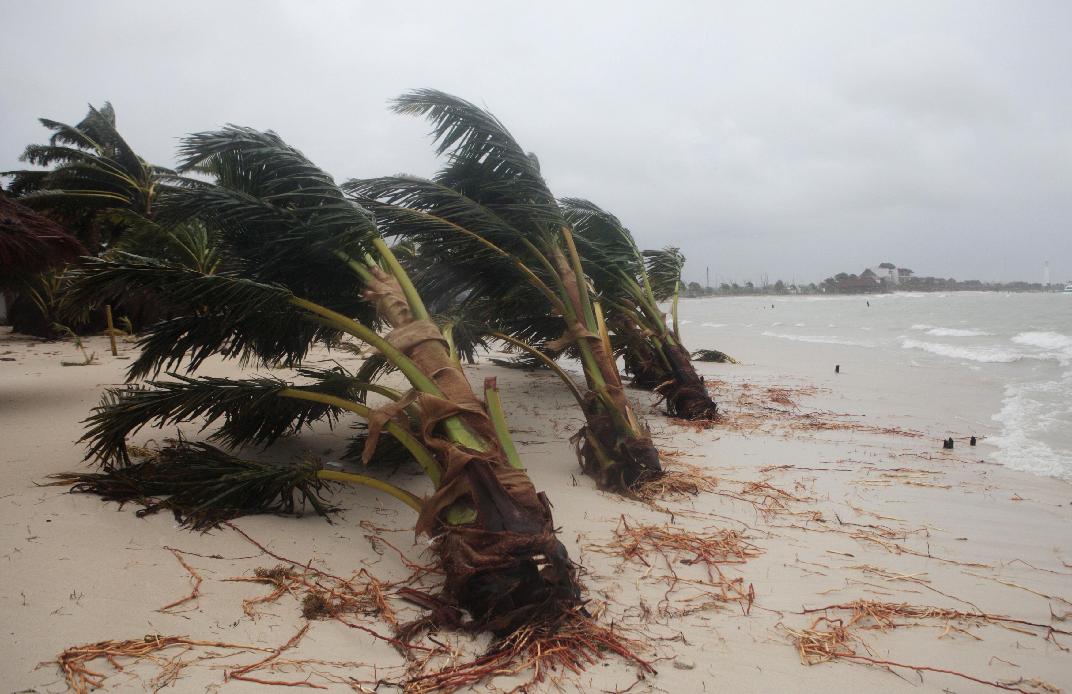 Ο τυφώνας Ερνέστο κόστισε τη ζωή 11 ανθρώπων