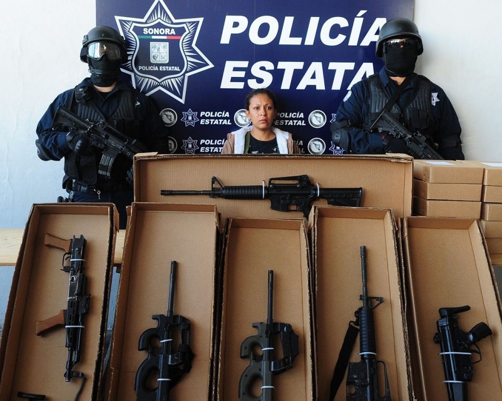 Η μητέρα του 9χρονου συνελήφθη. Τα όπλα που βλέπετε βρέθηκαν στο...σπίτι της οικογένειας! REUTERS