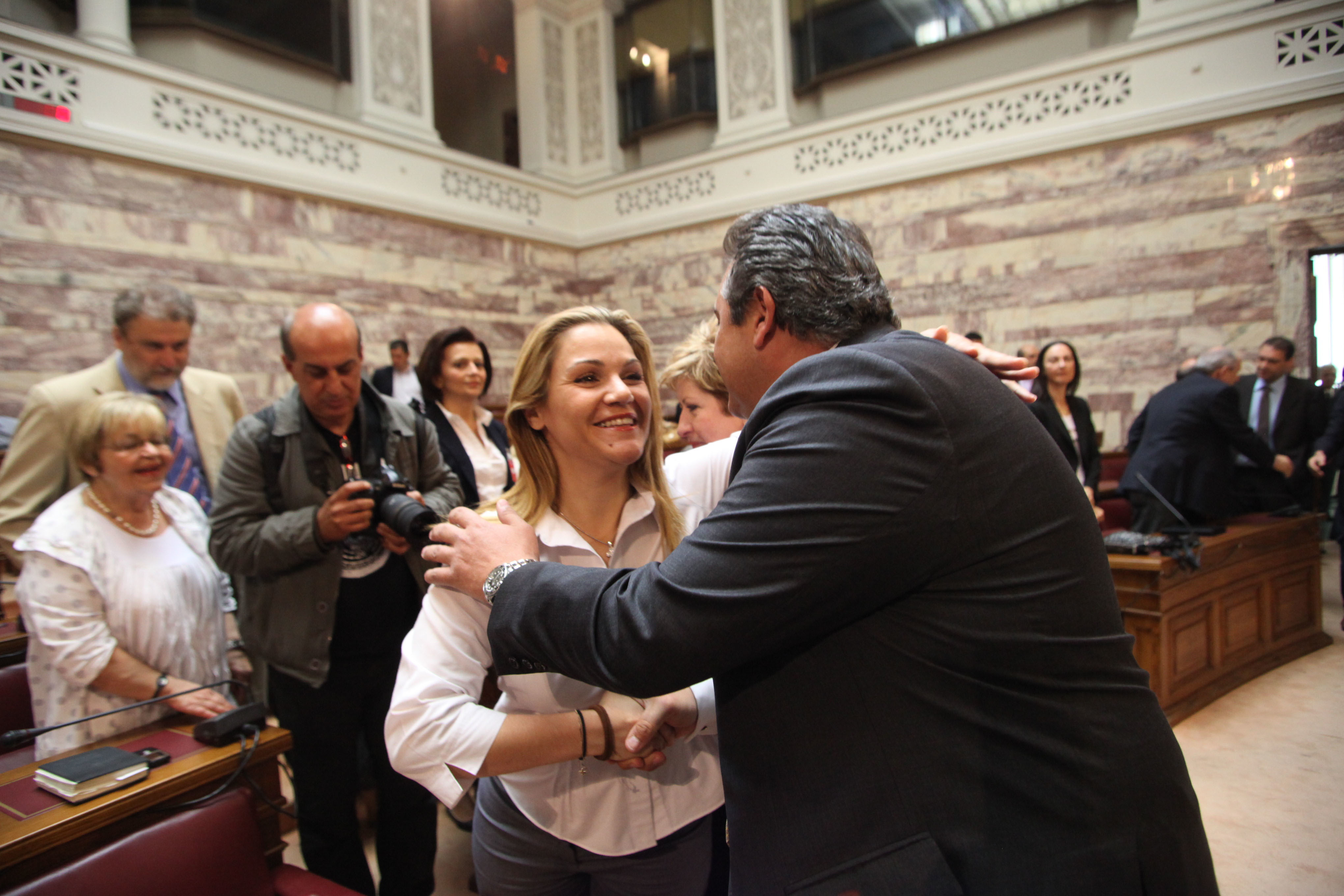 Φυλλορροούν οι ΑΝΕΛ – Αποχώρησε και η Μίκα Ιατρίδη – Μένουν με 13 βουλευτές