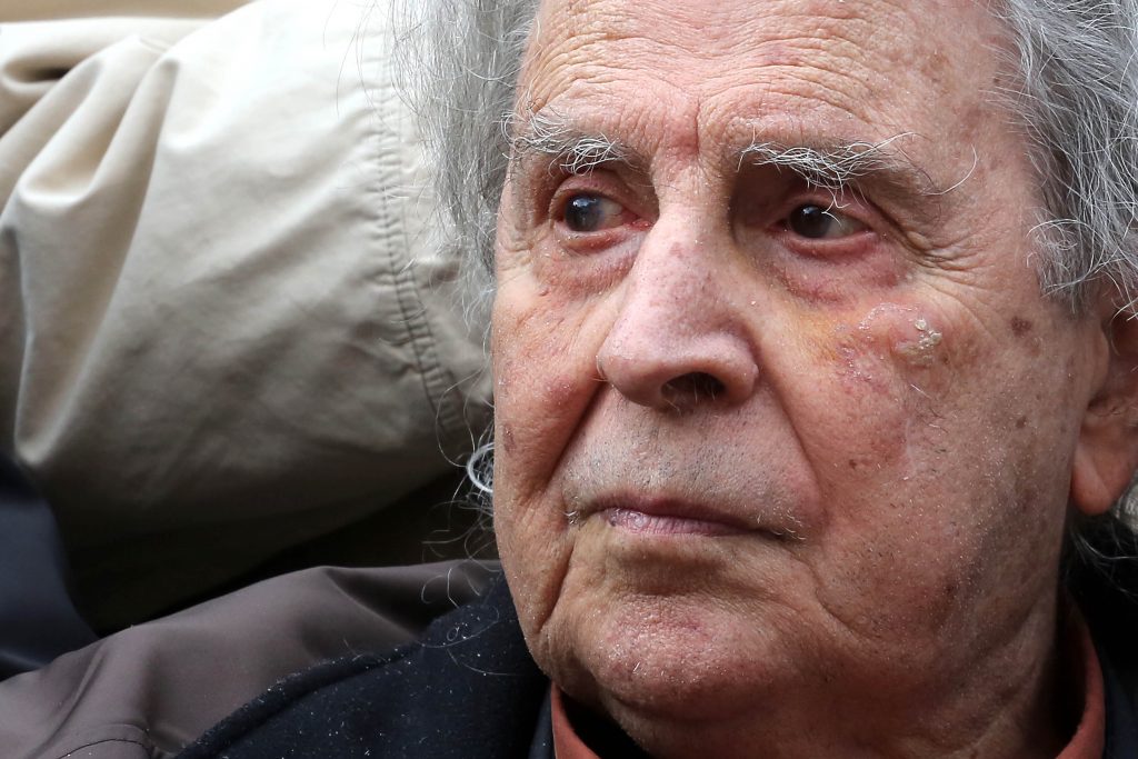 Επέστρεψε σπίτι του ο Μίκης Θεοδωράκης μετά από τρεις ημέρες στο νοσοκομείο