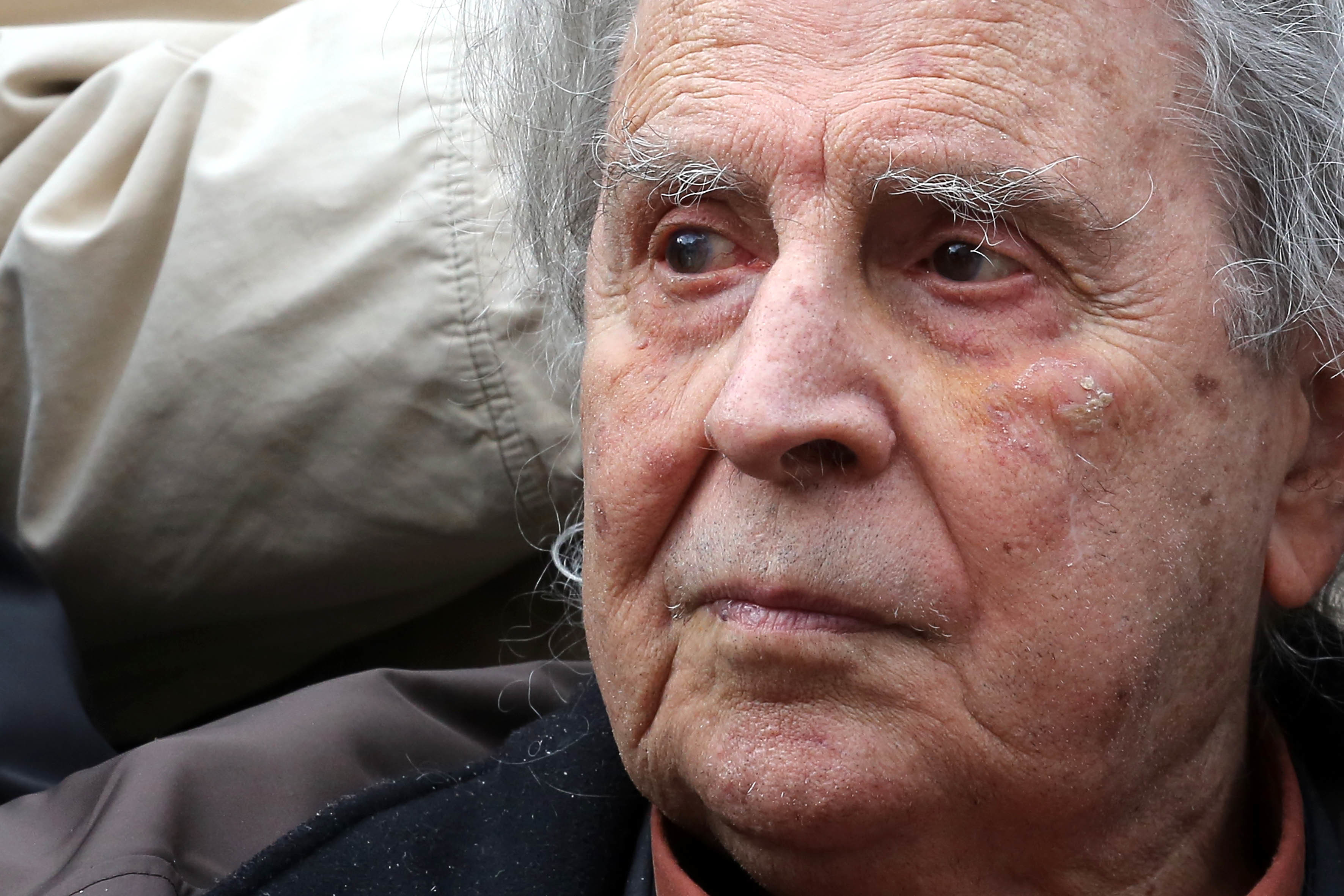 Επέστρεψε σπίτι του ο Μίκης Θεοδωράκης μετά από τρεις ημέρες στο νοσοκομείο