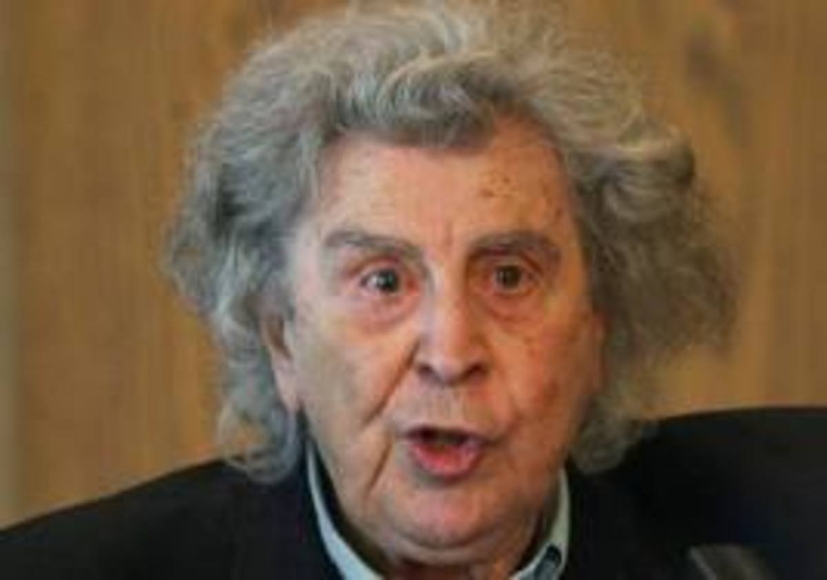 Σε νοσοκομείο ο Μίκης Θεοδωράκης