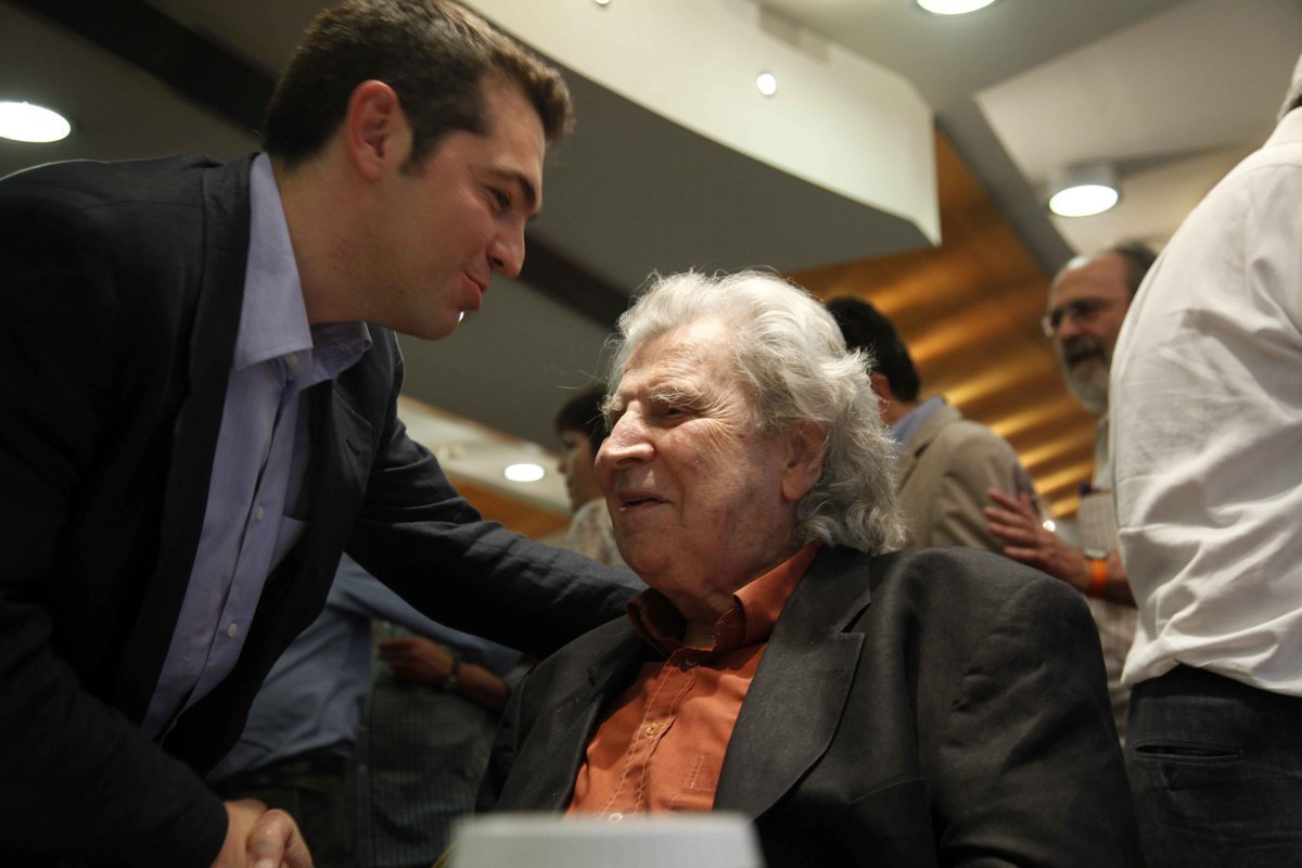 Μετά την παρέμβαση ο Μίκης Θεοδωράκης βλέπει τον Αλέξη Τσίπρα